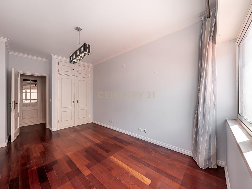 Espaçoso T4 em Lumiar, Lisboa - Oportunidade Única! - Image 19