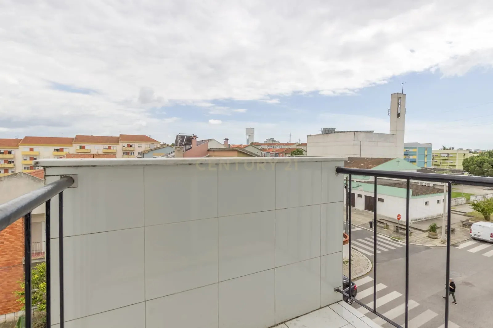 Apartamento T2 em Setúbal - Vista Cidade e Proximidade de Serviços - Image 10