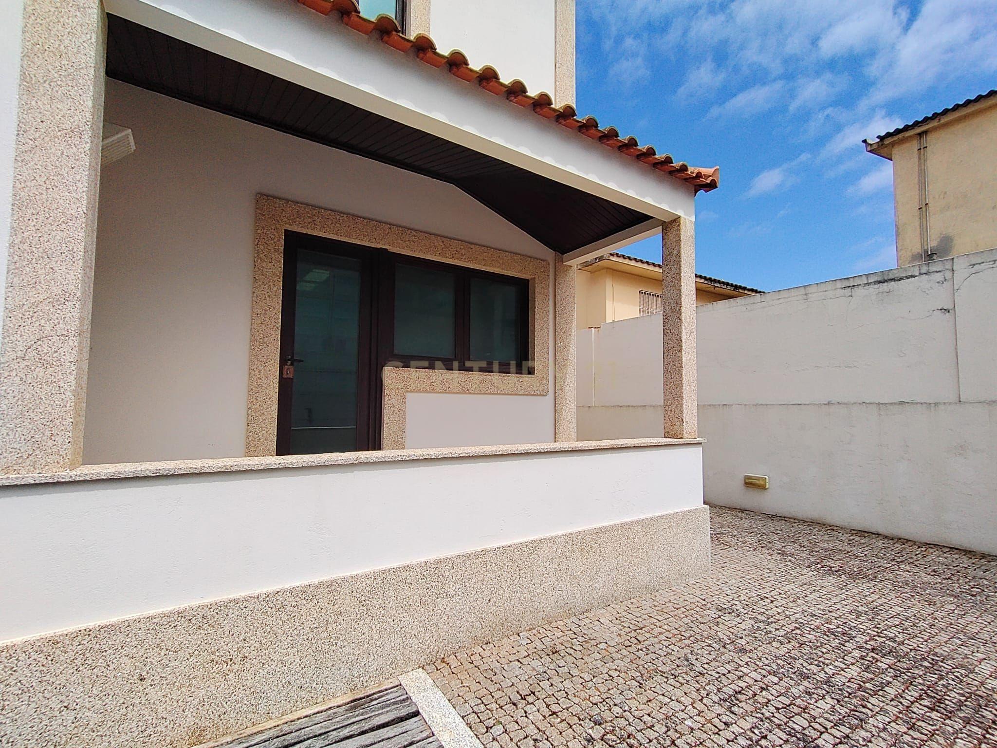 Moradia T5 com piscina a 50 metros da praia e da Avenida dos Banhos na Póvoa de Varzim - Image 42