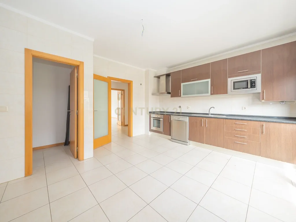 Apartamento T3 com Duas Varandas, Garagem Box e Lugar de estacionamento na Vila Serena, Pinhal Novo - Image 39