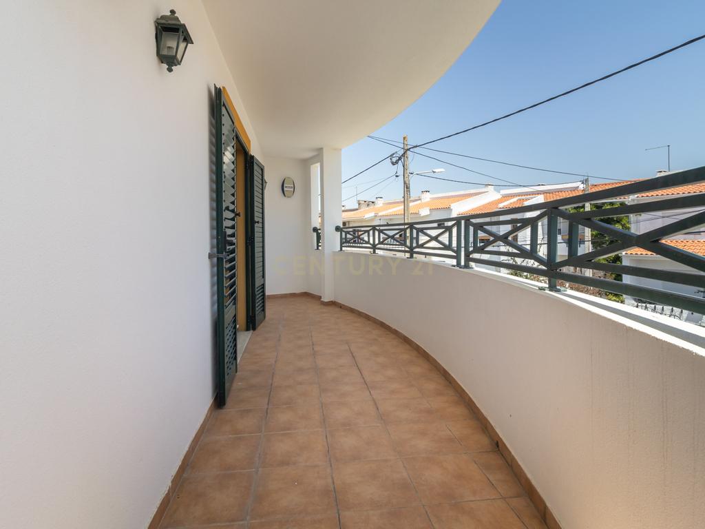 Moradia duplex de 5 assoalhadas com cave em Azeitão - Image 35
