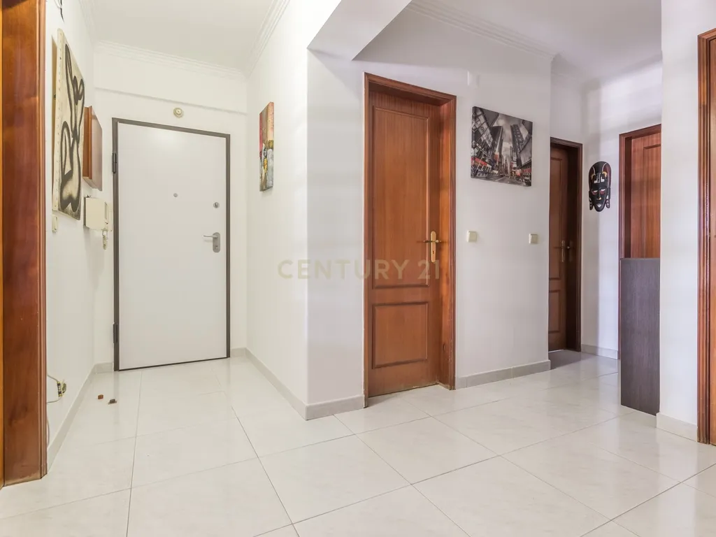 Apartamento T3 com 2 varandas em Almada - Image 17