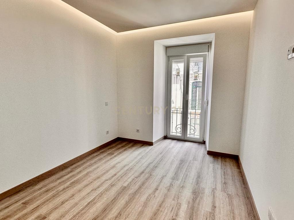 Venda T3 na Estrela - APARTAMENTO INTEGRALMENTE REMODELADO COM VARANDA GENEROSA - Image 25
