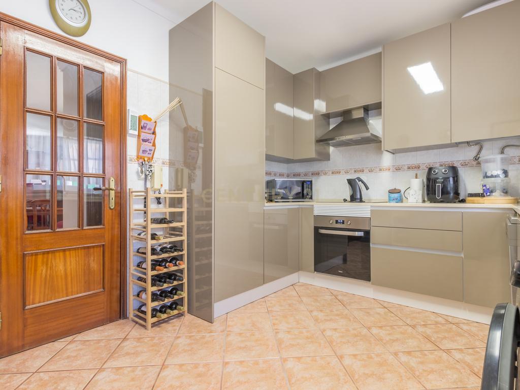Moradia Geminada T3 com Jardim e Terraço na Quinta do Conde - Image 7