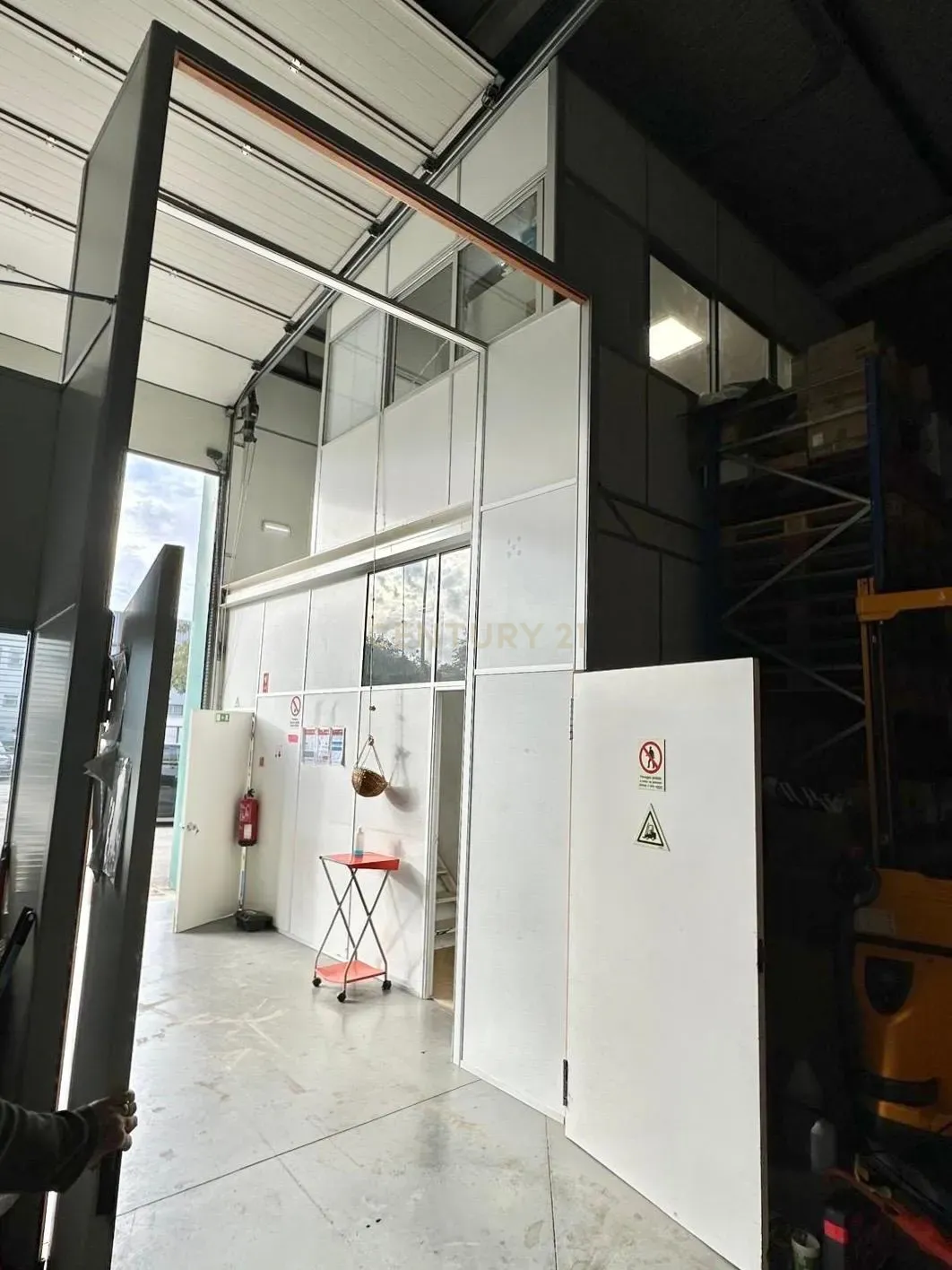 Armazém Industrial na praceta Emídio Santana, 11 Casal do Marco, valor negociável com ou sem o recheio do imóvel - Image 1