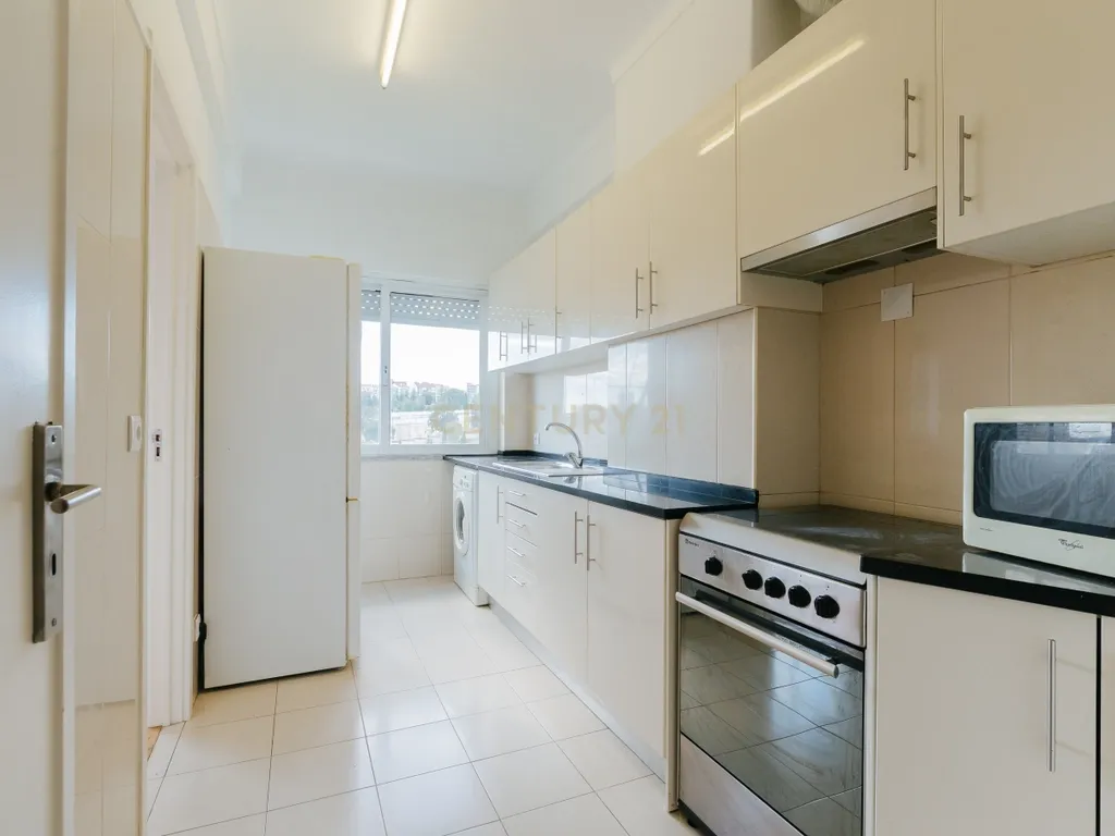 APARTAMENTO T4 COM VARANDA NO BEATO - EXCELENTE LOCALIZAÇÃO - Image 6
