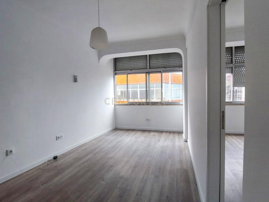 Apartamento T2 na Venteira, Amadora - Image 5