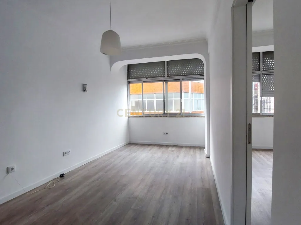 Apartamento T2 na Venteira, Amadora - Image 5