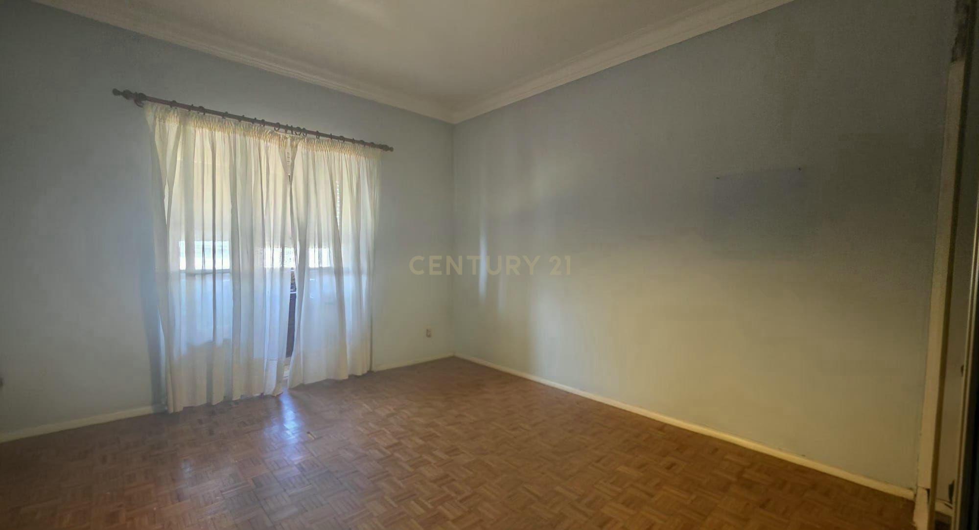 Fotografia 8 de Apartamento T2 com 90 m² e varanda, a 1 minuto das Portas de Benfica — Excelente potencial