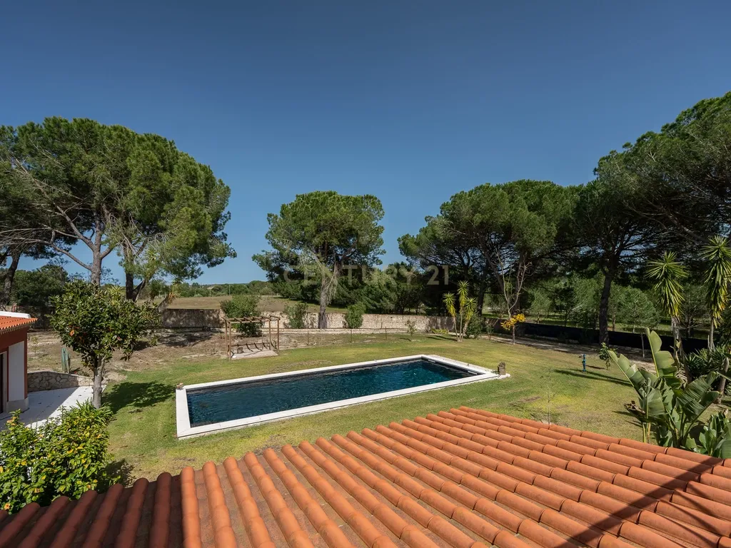 Fabulosa Quinta com lote de terreno de 22.381 m2, onde se encontra inserida uma moradia composta por dois pisos, com uma área bruta de 623 m2, uma área útil de 304 m2 e uma área bruta dependente de 319 m2, localizada em Santo Isidro de Pegões, na zona de Pegões, a pouca distância das belas praias de Setúbal. - Image 47