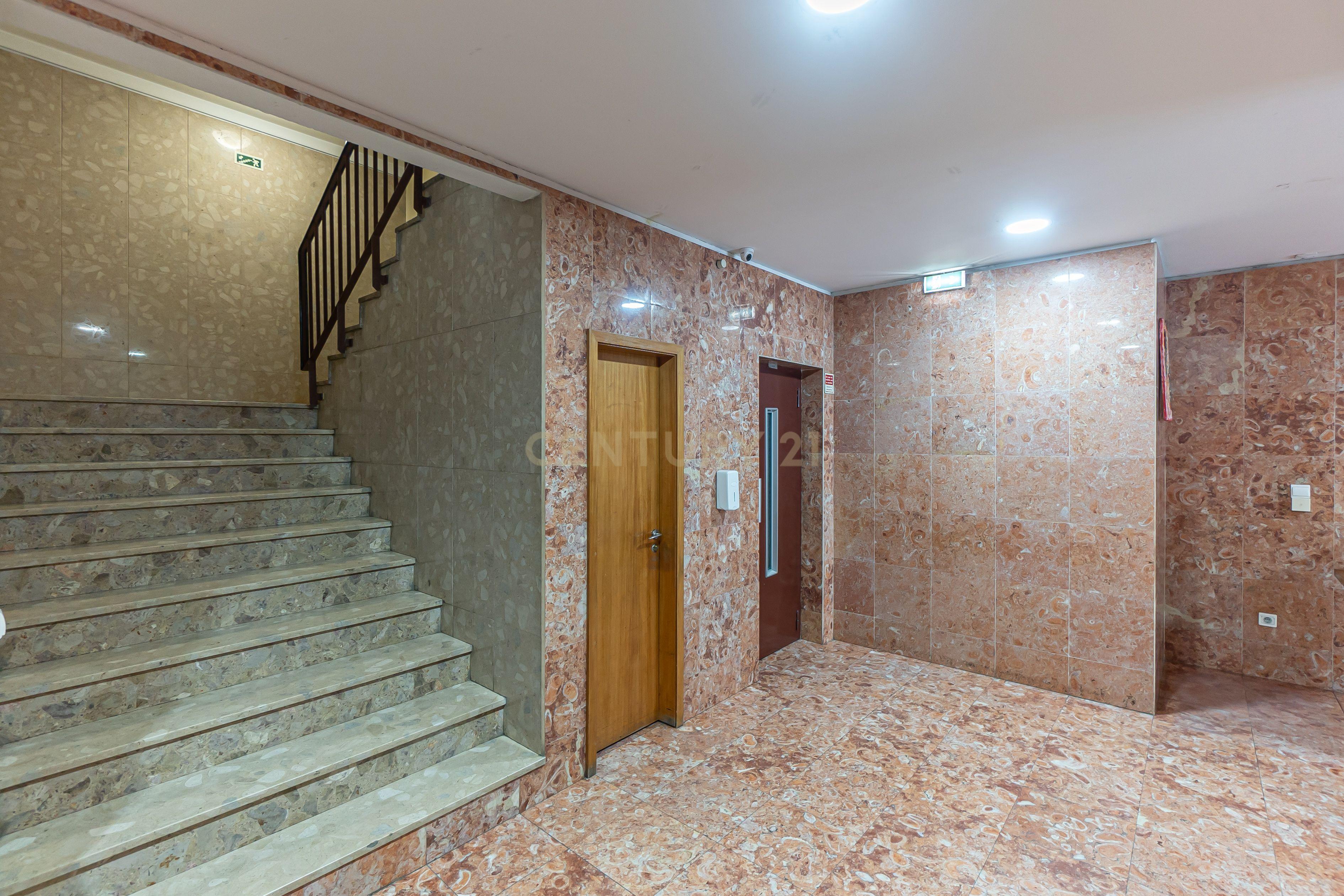 Apartamento T1 com garagem e varanda à Venda – Constituição | Porto Junto ao Vitalis Park (Centro de Treinos FCP) - Image 3