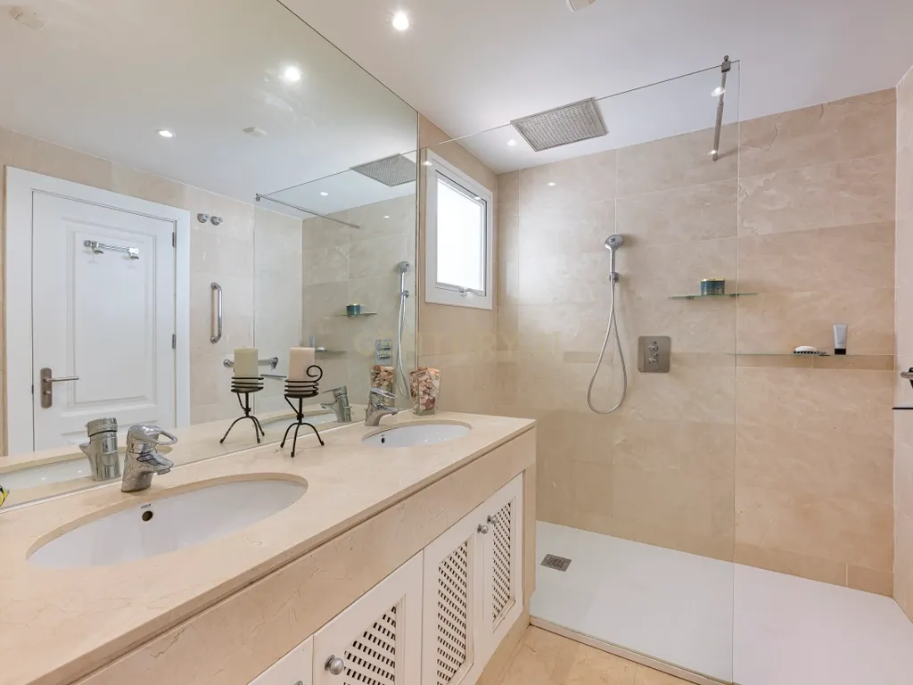 Encantador apartamento de 3 quartos no piso térreo elevado com vista para o mar e para o jardim – Nueva Andalucía. - Image 19