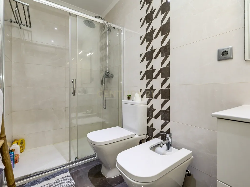 Apartamento T3 Remodelado em Massamá (Rua Miguel Torga) - Image 13