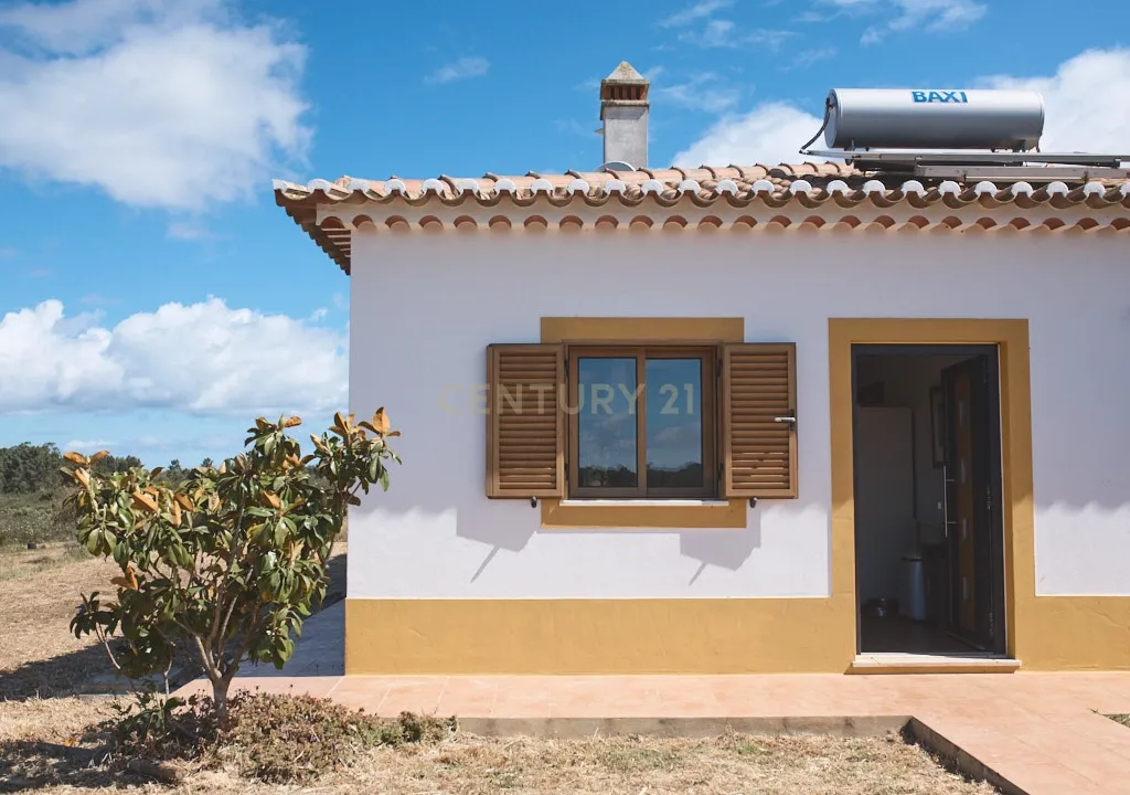 Acorde com vistas deslumbrantes sobre o oceano no seu rancho exclusivo de 8,4 hectares no Algarve, em Aljezur! Inclui uma casa principal ecoeficiente com certificação energética A, perto de praias de surf lendárias. Este é o seu refúgio costeiro definitivo — agarre esta oportunidade rara e agende hoje mesmo a sua visita! - Image 60