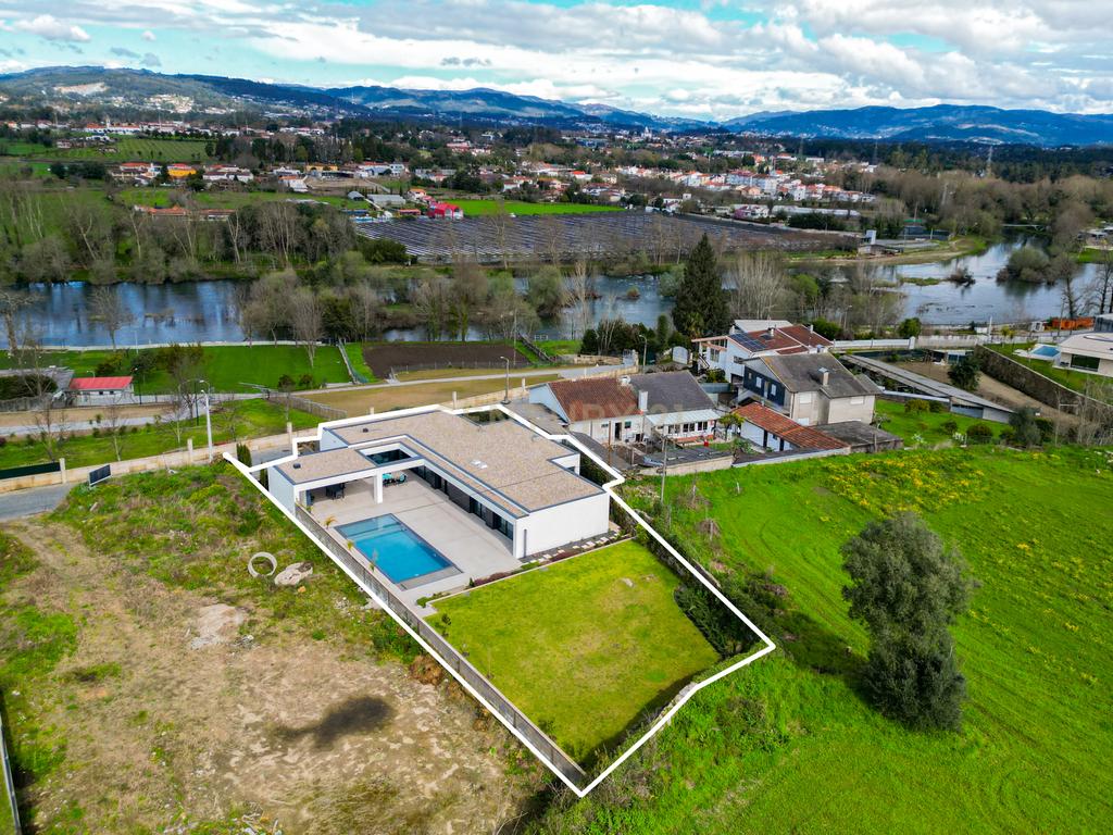 Moradia térrea T3+1 com piscina em Braga - Image 1