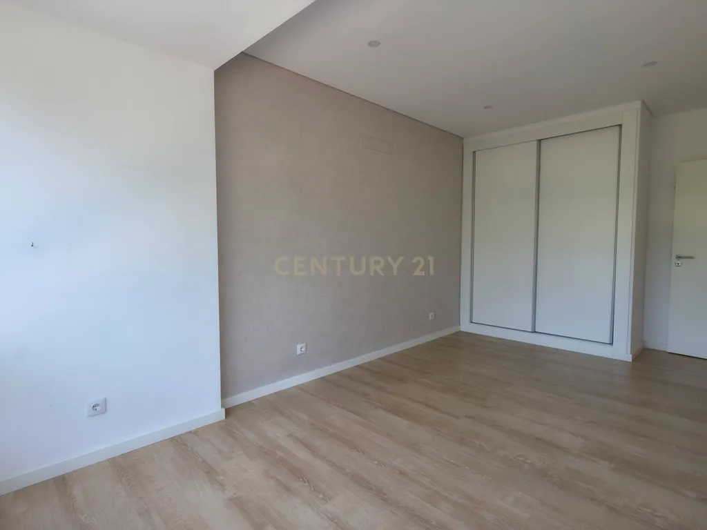 Apartamento T2 Remodelado, Oeiras. - Image 11