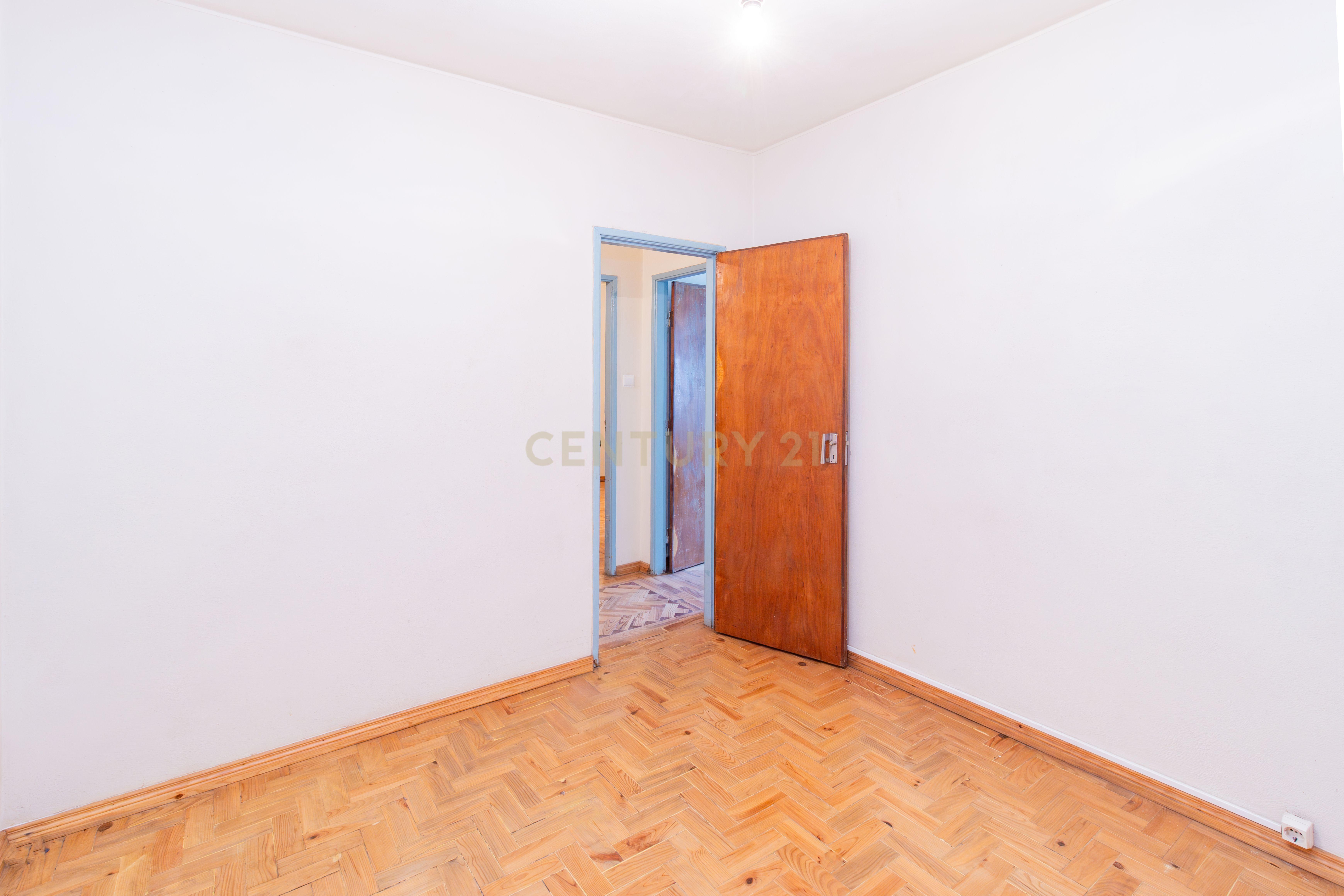 Moradia Isolada T3 em Arrimal, Porto de Mós – Com Terreno, Garagem e Anexos - Image 16