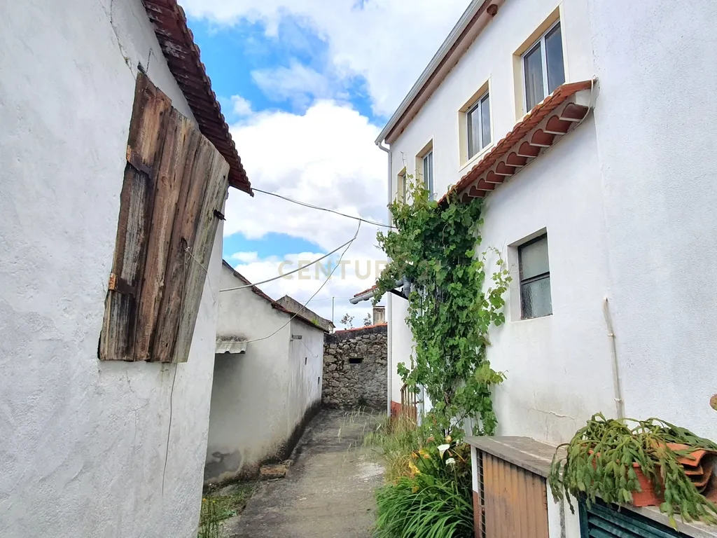 Moradia c/ Terreno e Anexos - Image 22