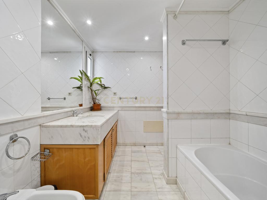 Apartamento T2 à Venda, com Jardim e Vista Mar - Pilar, Funchal - Image 21