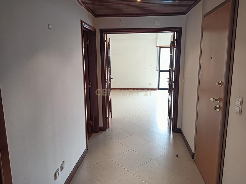 T3 com Suite/Garagem e Arrecadação - Vialonga - Image 22