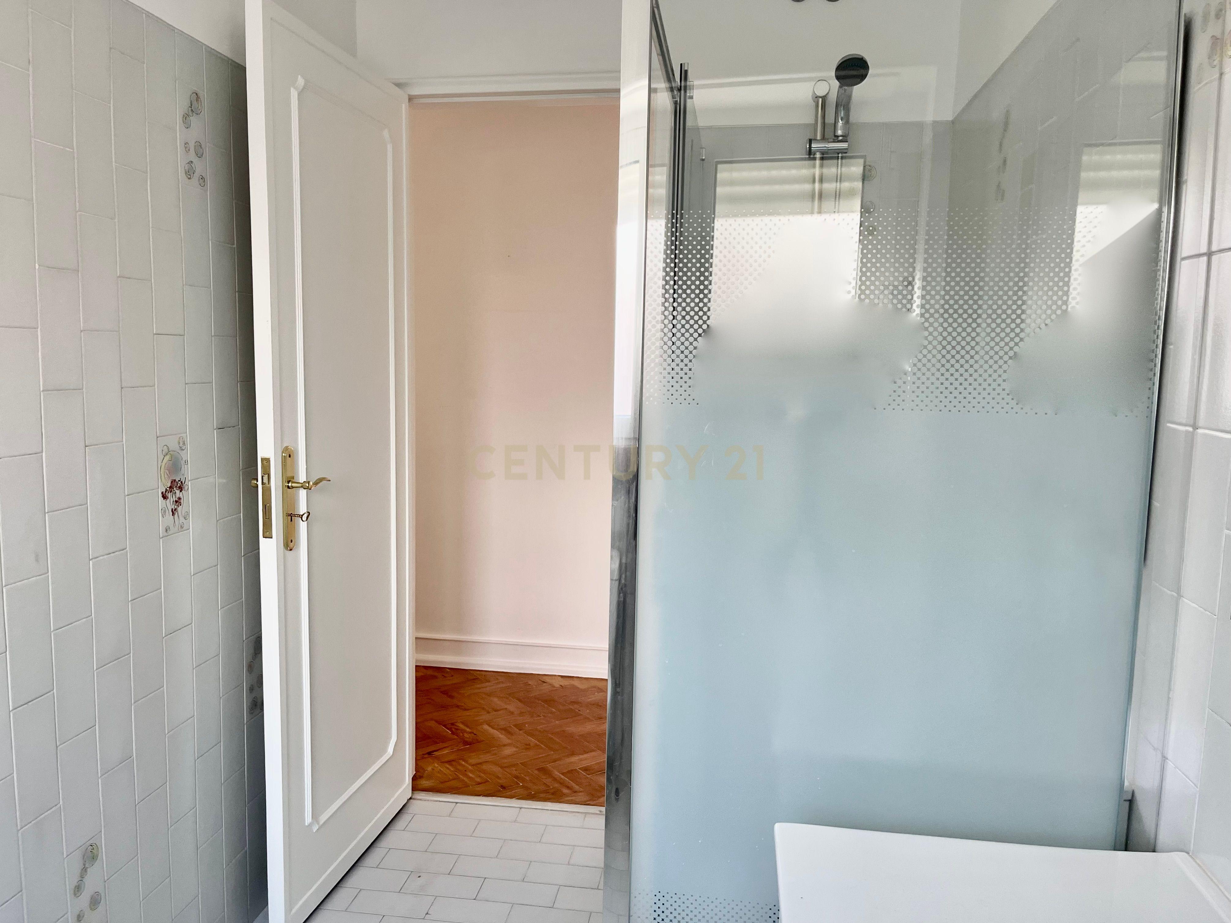 🏡 Arrenda-se Apartamento T4 em Alvalade – Remodelado | Com Garagem + 1 Estacionamento 🚗 - Image 27
