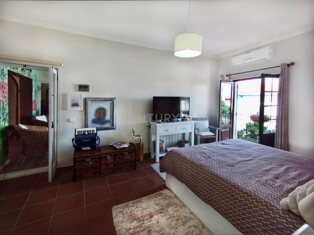 Oportunidade Única! Elegante Moradia + Apartamento T2 + Espaço + Funcionalidade = Qualidade de Vida. - Image 19