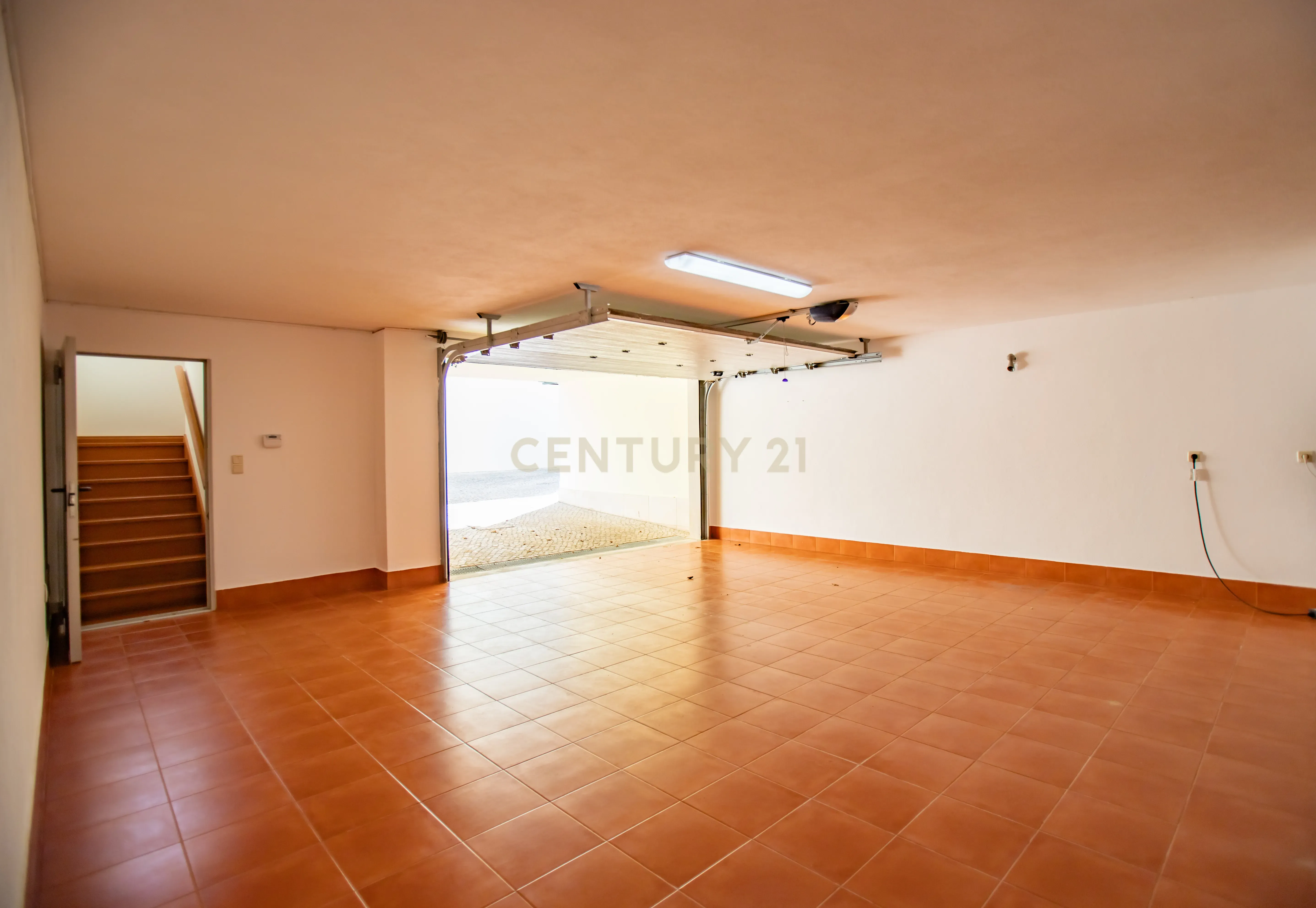 Moradia isolada na Areia , com 627 m2 de área total, piscina e jardim. - Image 19
