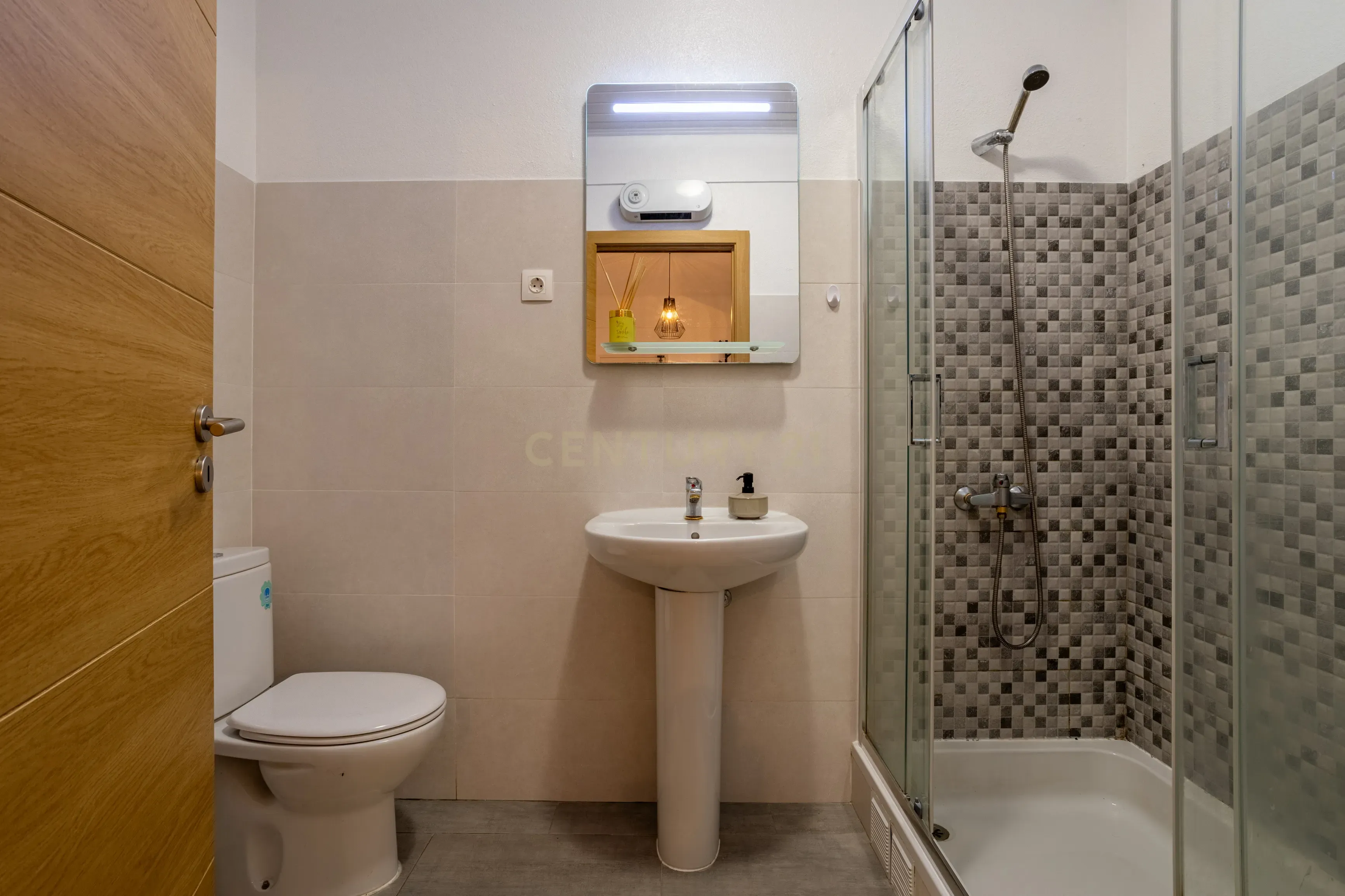 Apartamento T2 na Nazaré - Totalmente Remodelado com Vista Mar - Image 17