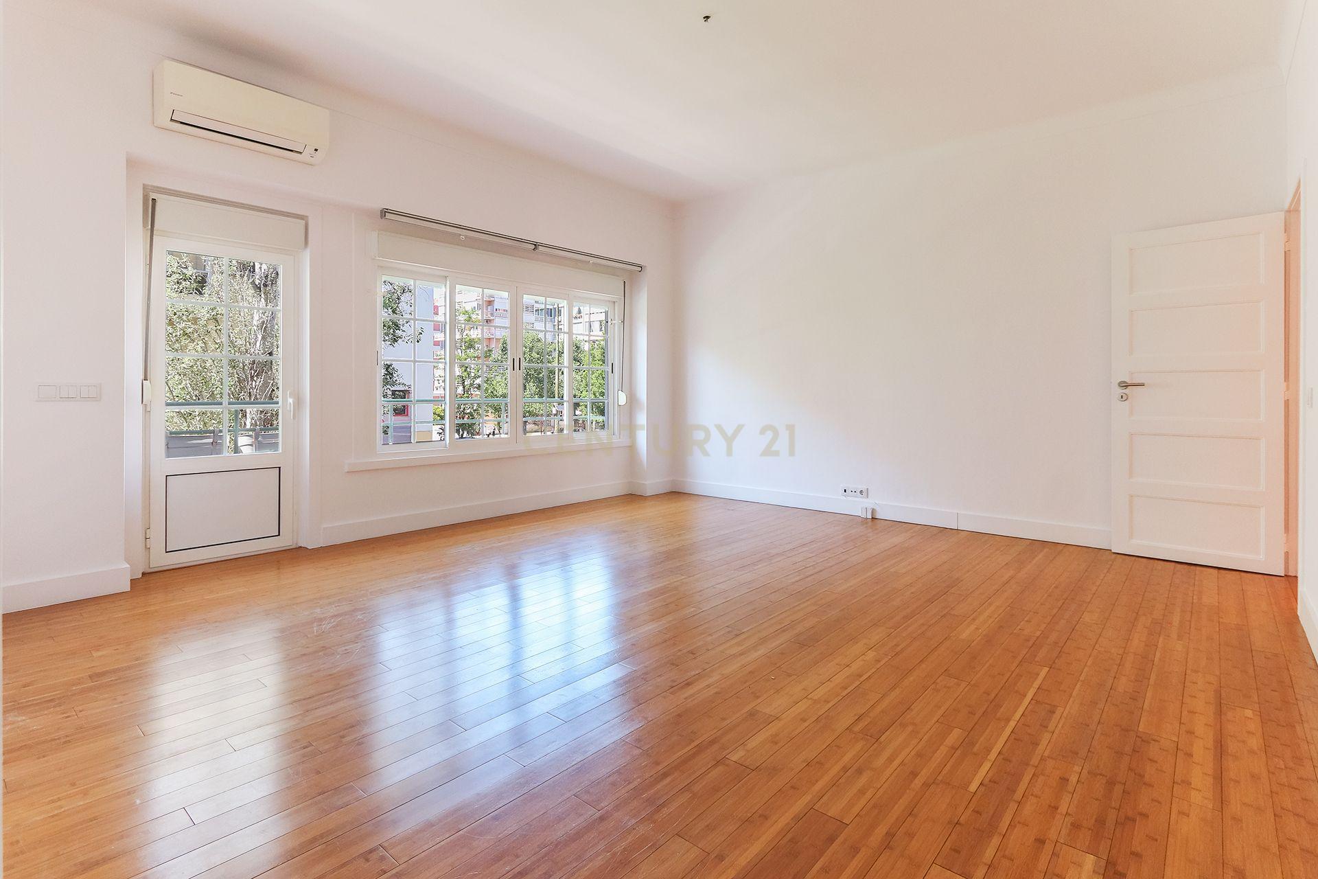 Fotografia 4 de Apartamento T3 para arrendamento com varanda junto à Avenida de Roma | Prédio com "arte"