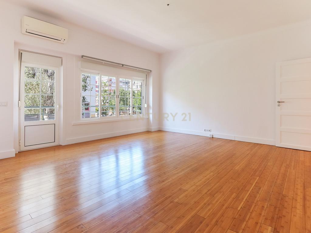 Apartamento T3 para arrendamento com varanda junto à Avenida de Roma | Prédio com "arte" - Image 4