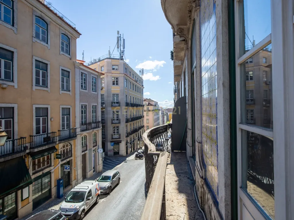 *Apartamento Exclusivo em Edifício Tradicional de Lisboa* - Image 2