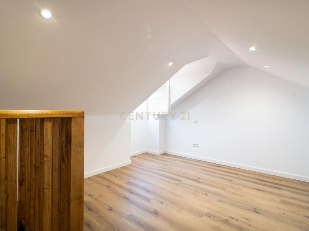 Vila Imperdível: 13 Frações Renovadas em Sacavém - Image 17