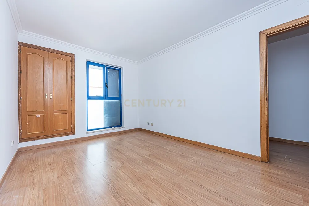 Duplex T4 em Quinta do Anjo, Palmela - 170m² com Varanda, Terraço e Garagem - Image 27