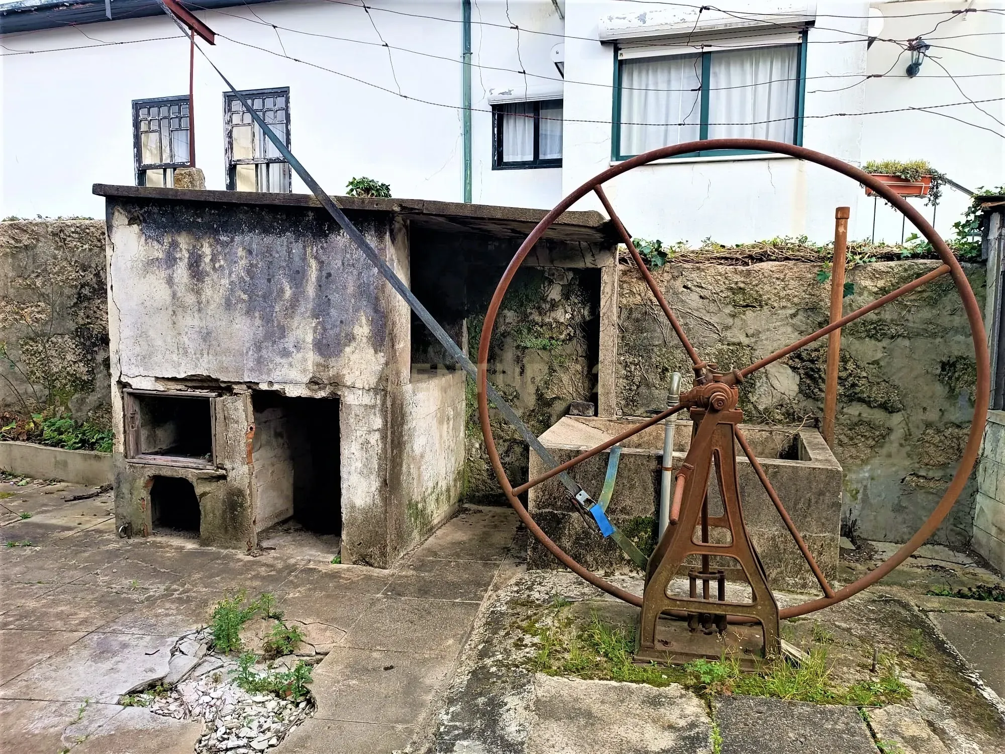 Moradia bifamiliar com cinco quartos, terreno e água para reconstrução no coração da Cidade da Maia, em Gueifaes - Image 12