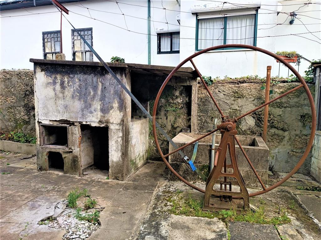 Moradia bifamiliar com cinco quartos, terreno e água para reconstrução no coração da Cidade da Maia, em Gueifaes - Image 12