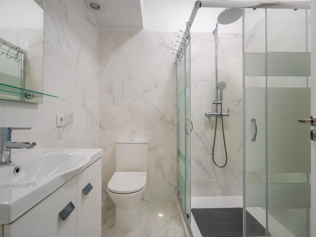 Apartamento T2 renovado em Portimão com varanda, 2 casas de banho e marquise espaçosa - Image 6