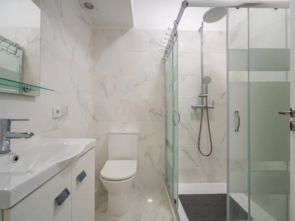 Apartamento T2 renovado em Portimão com varanda, 2 casas de banho e marquise espaçosa - Image 6