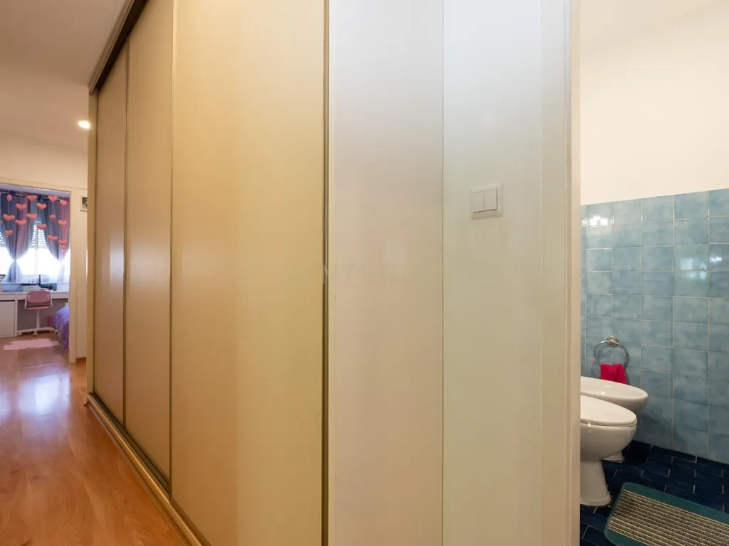 Apartamento de tipologia T4, com 2 WC e arrecadação localizado em Santo António dos Cavaleiros – Loures. - Image 28