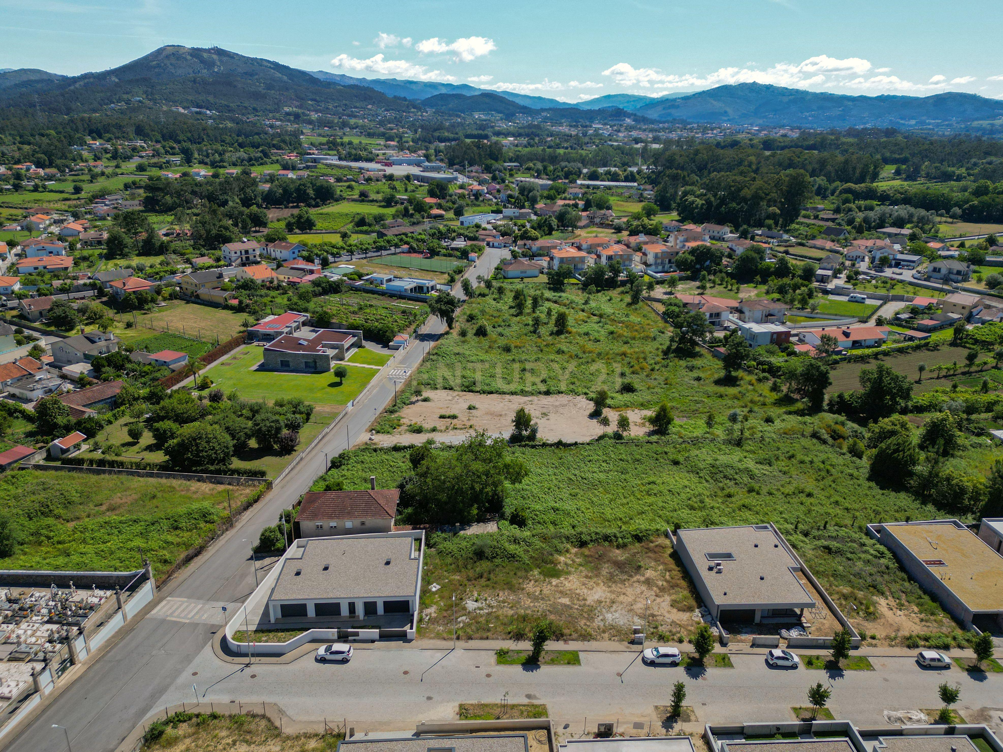 Fotografia 3 de Terreno com Projeto Aprovado em Rendufe, Amares