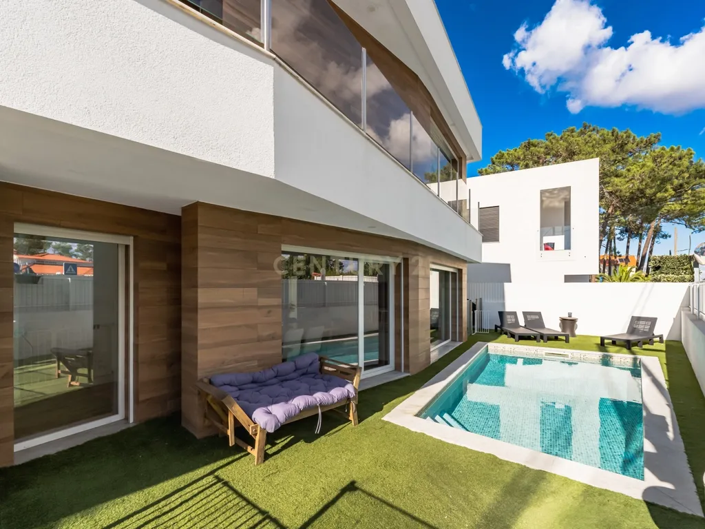 Moradia T4 Contemporânea com piscina, na Aroeira, perto do golf e praias - Image 3