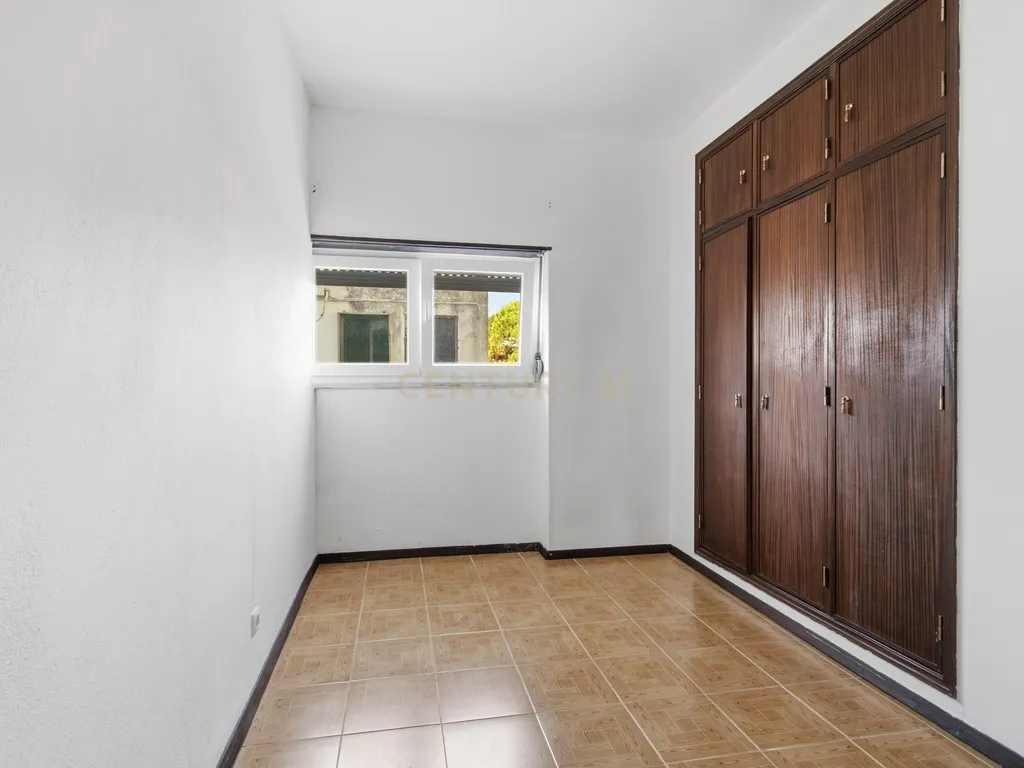 Moradia T7 de dois pisos com garagem, jardim e anexos | Terreno 894 m² na Paz em Mafra - Image 38