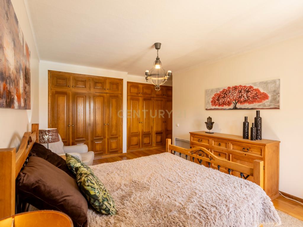 Moradia T5 Térrea com Piscina, Garagem e Lote de 2000 m² – Venda do Alcaide - Image 14