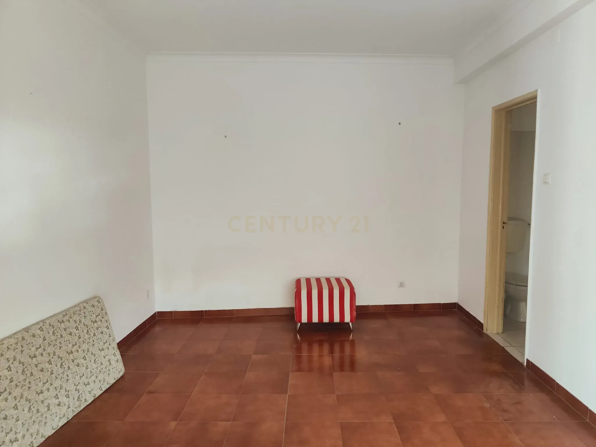 Prédio Bi-Familiar T2 e 2 Anexos Tipologia T1 Em Zona Residencial Tranquila Na Póvoa de Santo Adrião  - Image 72
