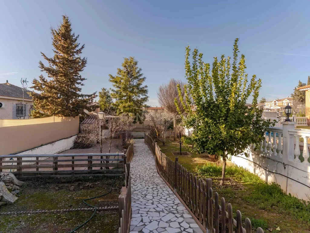 Moradia isolada em Otura com um terreno de 1.250 m², piscina, jardim e espaços para viver em paz - Image 67