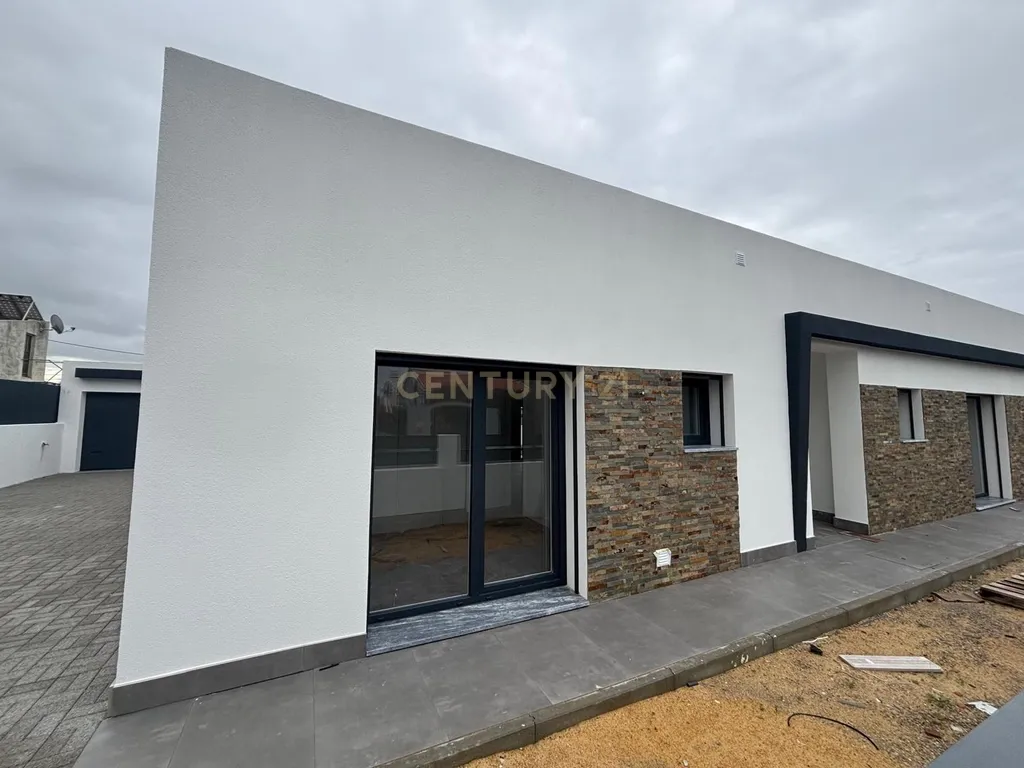 Moradia T3 Térrea Isolada com 3 suítes | Quinta do Anjo - Image 16
