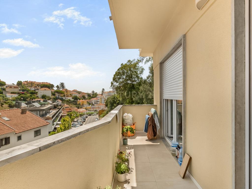 Apartamento T2 totalmente renovado em Cascais | Excelente oportunidade de investimento - Image 2