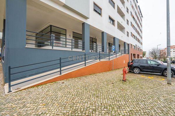 Apartamento T3 construído em 2019, com Varanda e Parqueamento, em Setúbal - Image 35