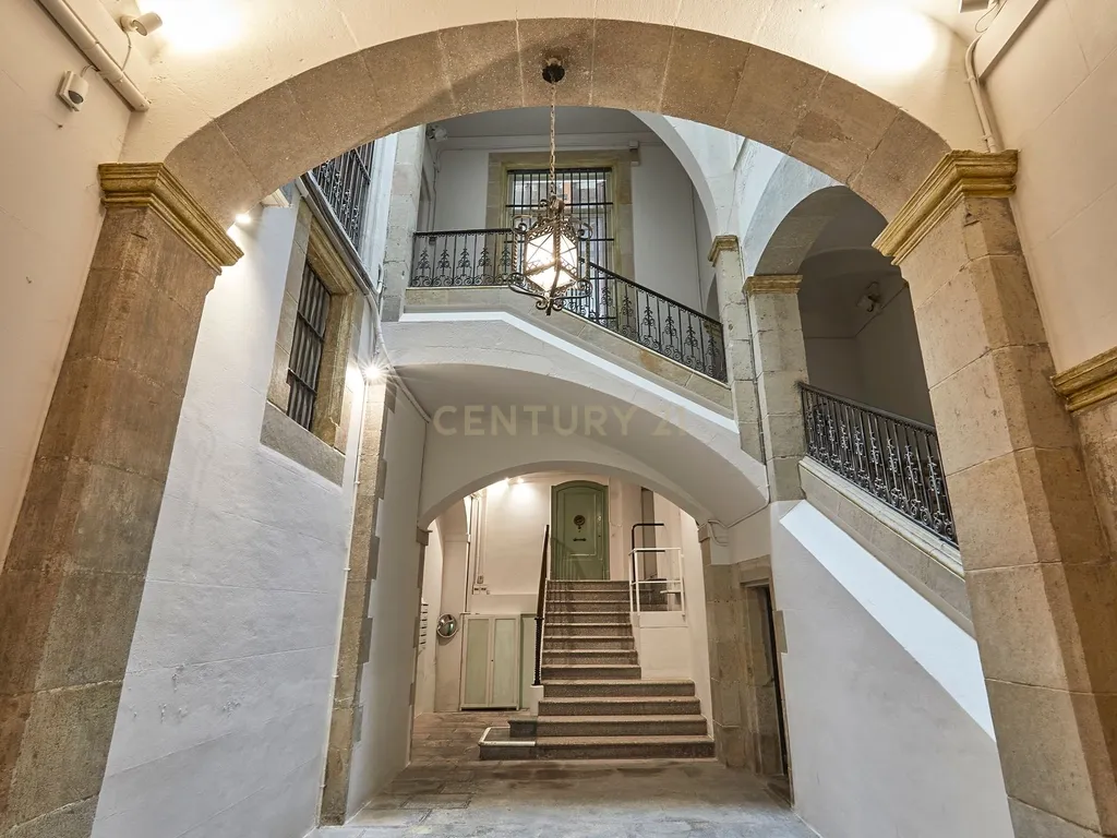 Duplex Espetacular em Barcelona, Cataluña - 463m² de Potencial - Image 14