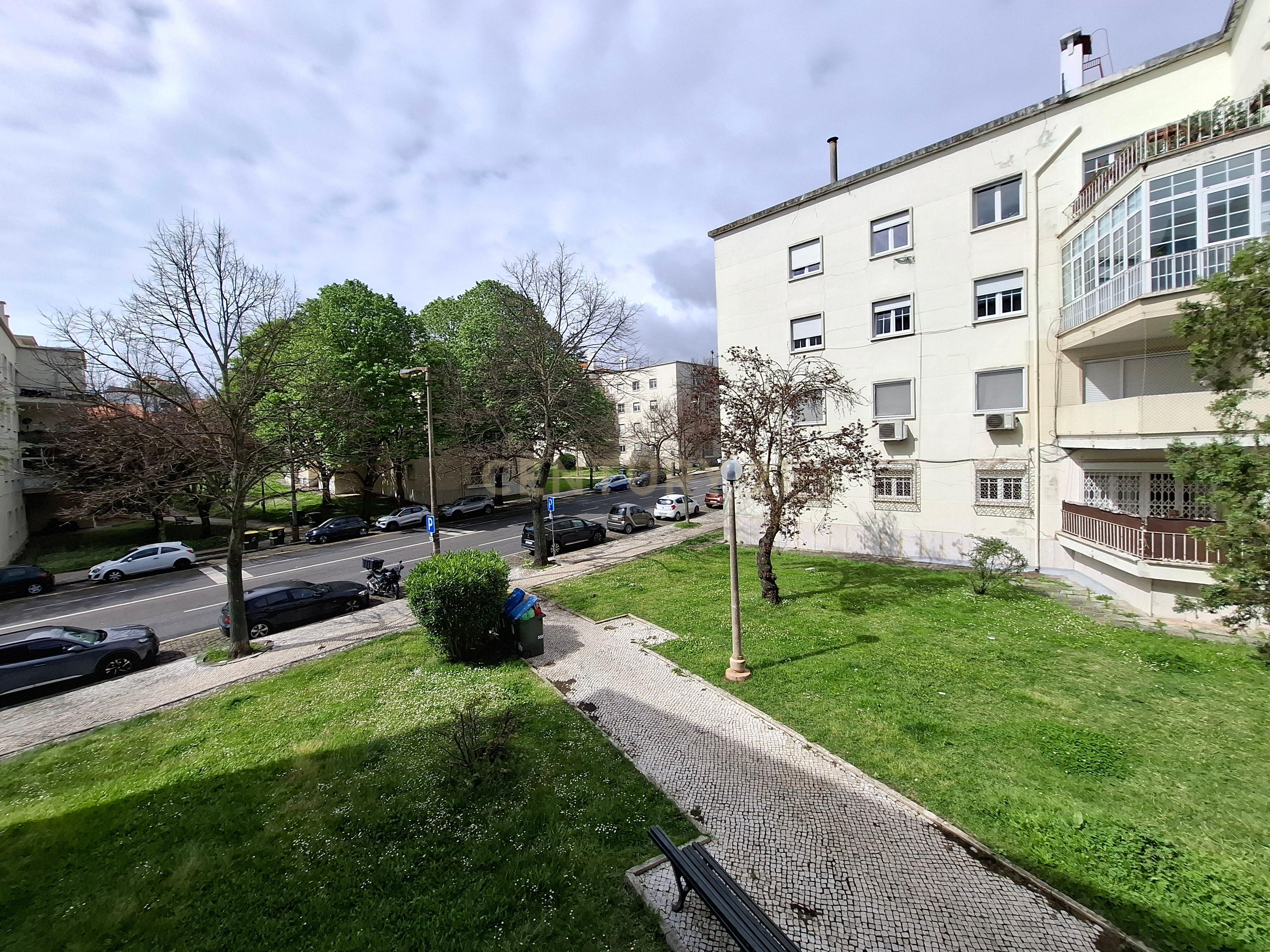Apartamento T5 renovado e convertido em T4, com uma grande varanda tipo terraço na sala, em Alvalade - Image 6