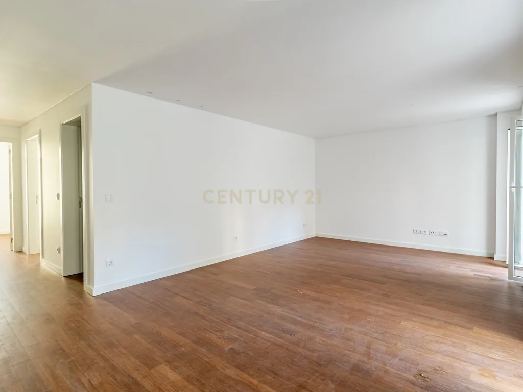 Apartamento T2 novo com varanda Rua Palmira Lisboa - Image 8